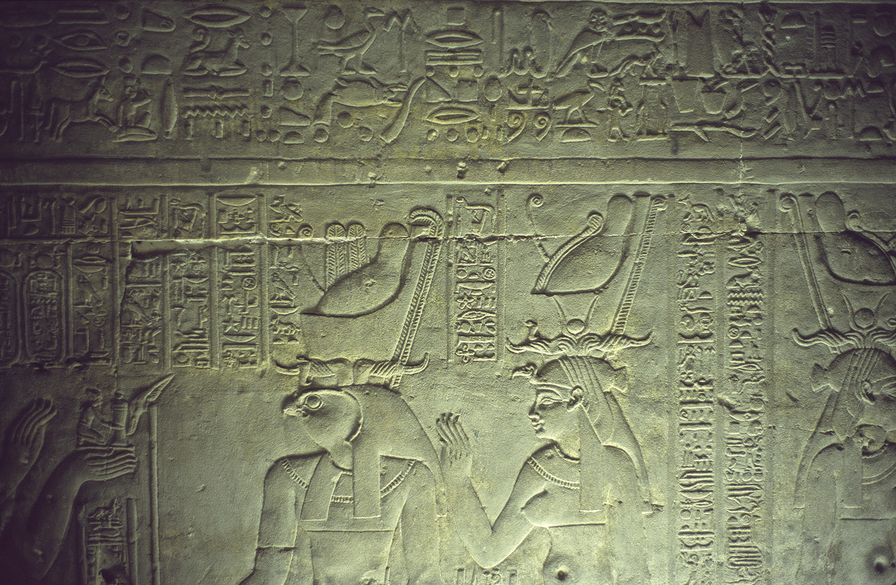 egyp05_23 edfou bas-relief detail.jpg - Edfou temple d'Horus détail de bas-relief montrant les coiffures et leur symbolisme (le pschent) PROVIA 100 F